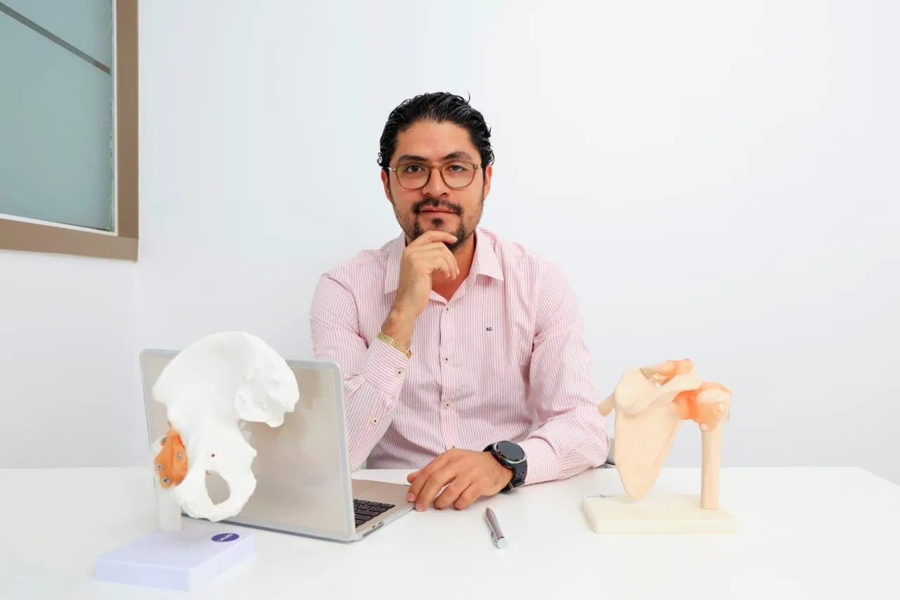 Dr. Esaú Jericó Hernández Cadena en consulta de Traumatología y Ortopedia en CDMX